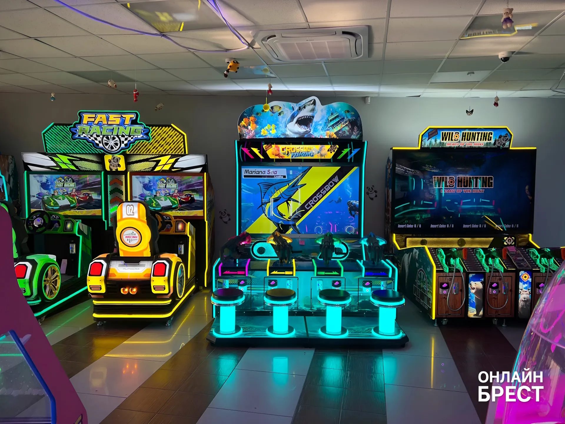 На Советской в Бресте открылся огромный зал аркадных автоматов с боулингом, баскетболом и эксклюзивным пинболом — показываем, что внутри