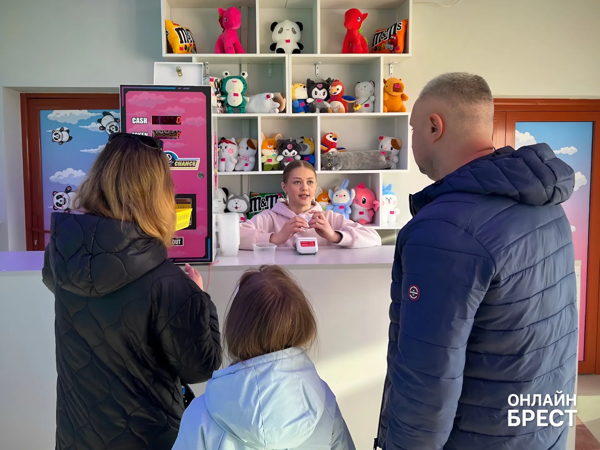 На Советской в Бресте открылся огромный зал аркадных автоматов с боулингом, баскетболом и эксклюзивным пинболом — показываем, что внутри