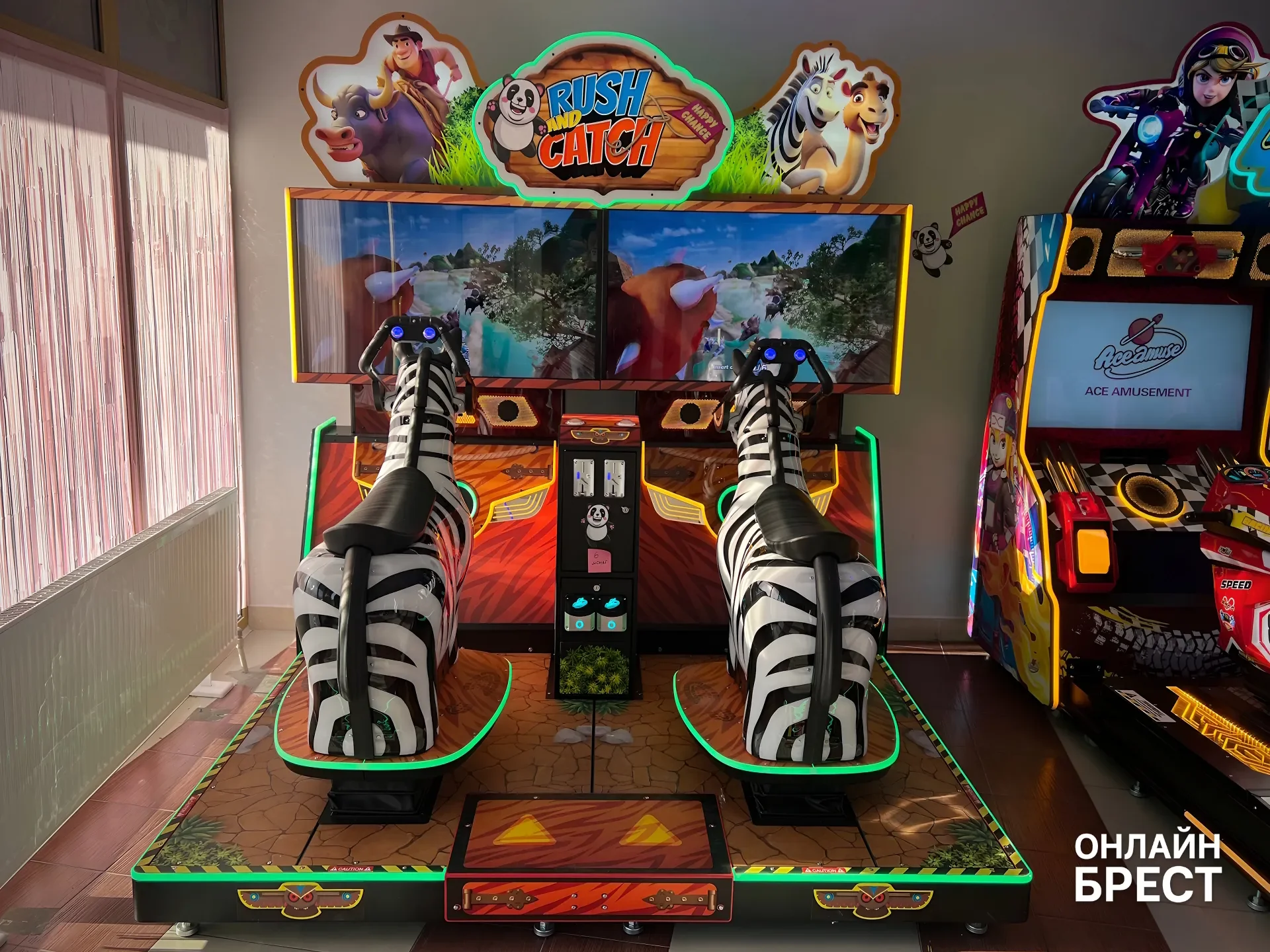 На Советской в Бресте открылся огромный зал аркадных автоматов с боулингом, баскетболом и эксклюзивным пинболом — показываем, что внутри