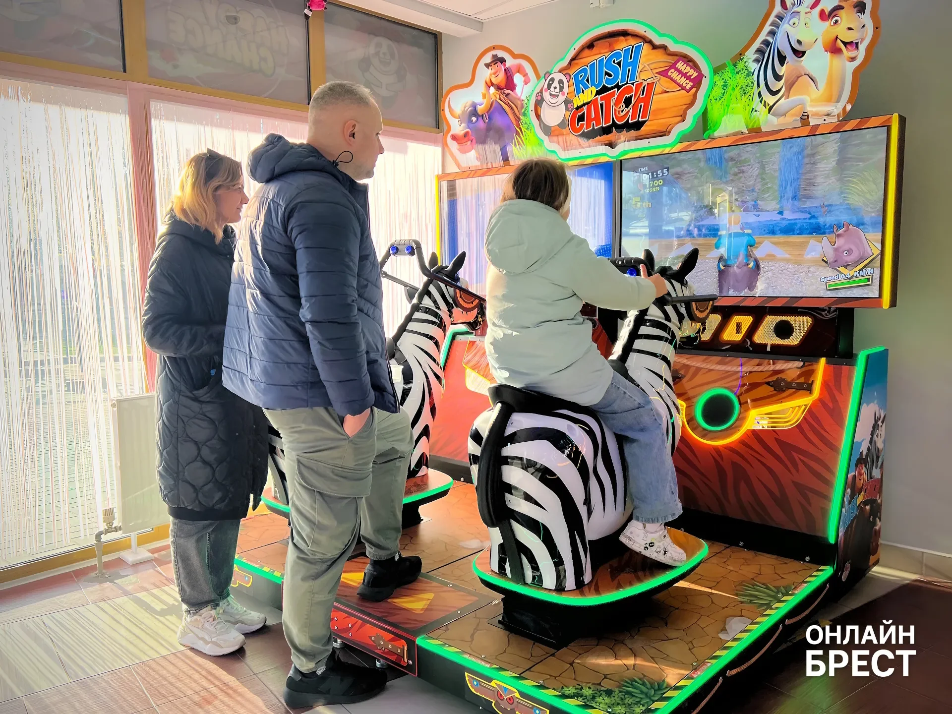 На Советской в Бресте открылся огромный зал аркадных автоматов с боулингом, баскетболом и эксклюзивным пинболом — показываем, что внутри