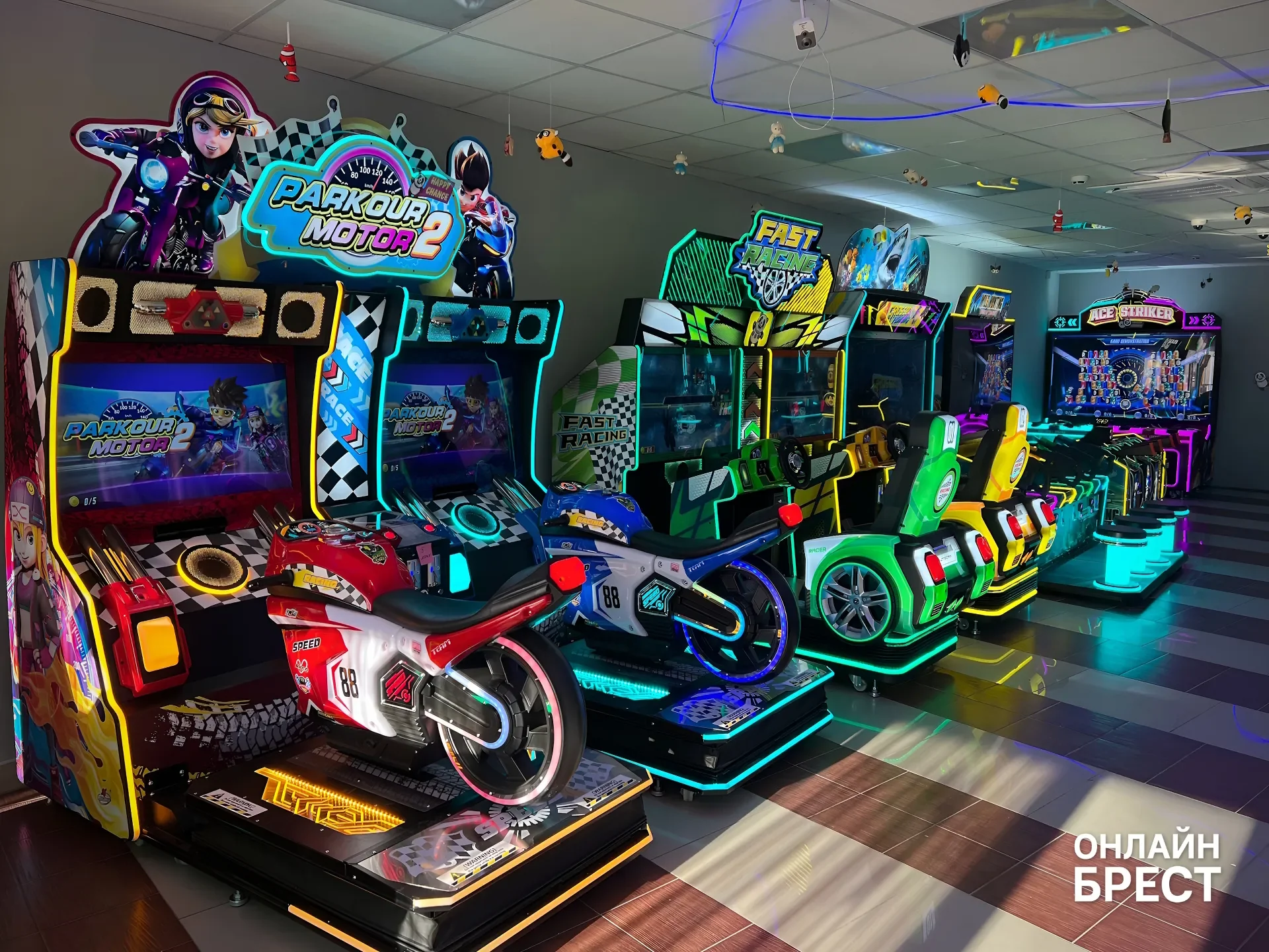 На Советской в Бресте открылся огромный зал аркадных автоматов с боулингом, баскетболом и эксклюзивным пинболом — показываем, что внутри
