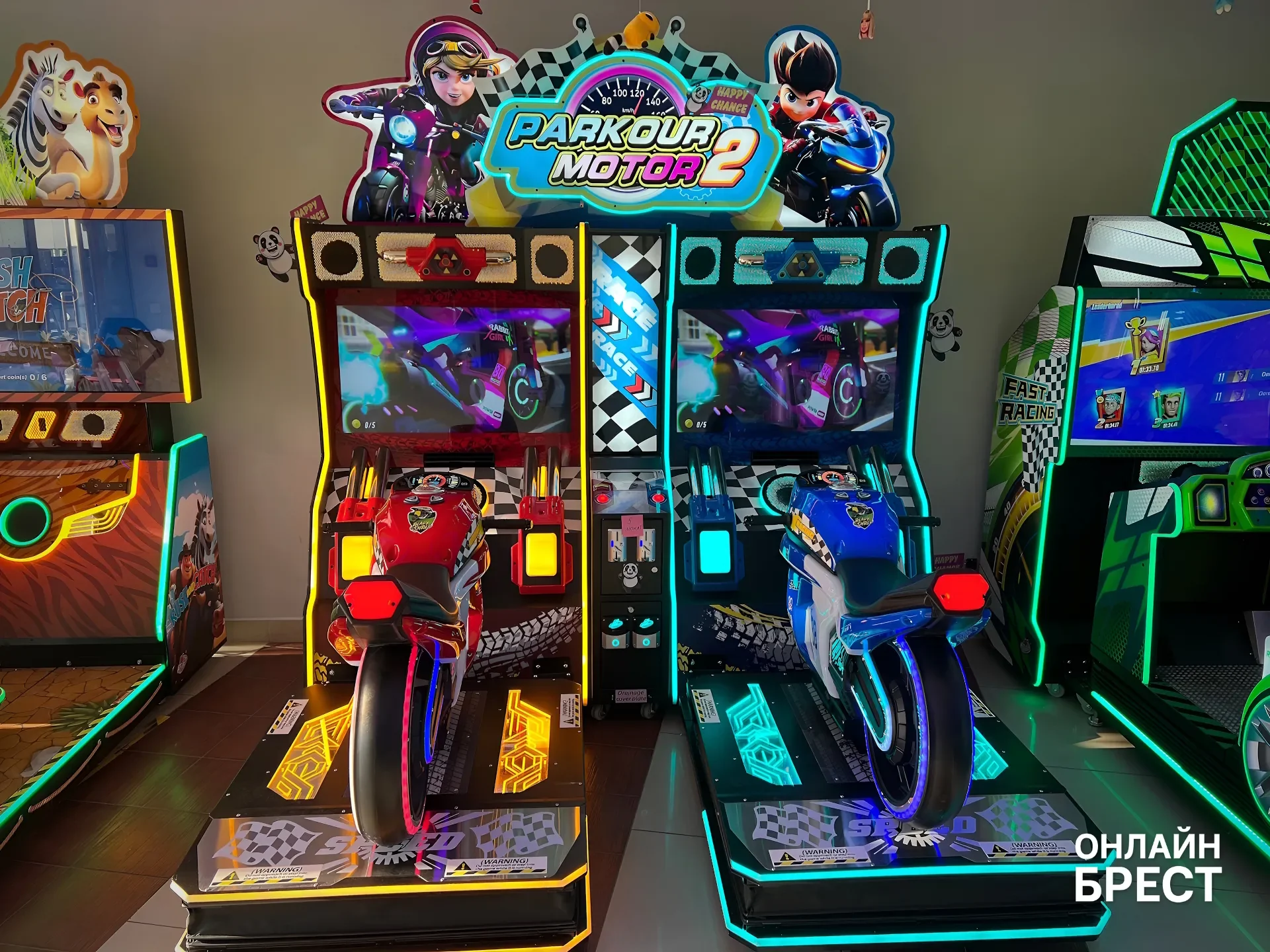 На Советской в Бресте открылся огромный зал аркадных автоматов с боулингом, баскетболом и эксклюзивным пинболом — показываем, что внутри