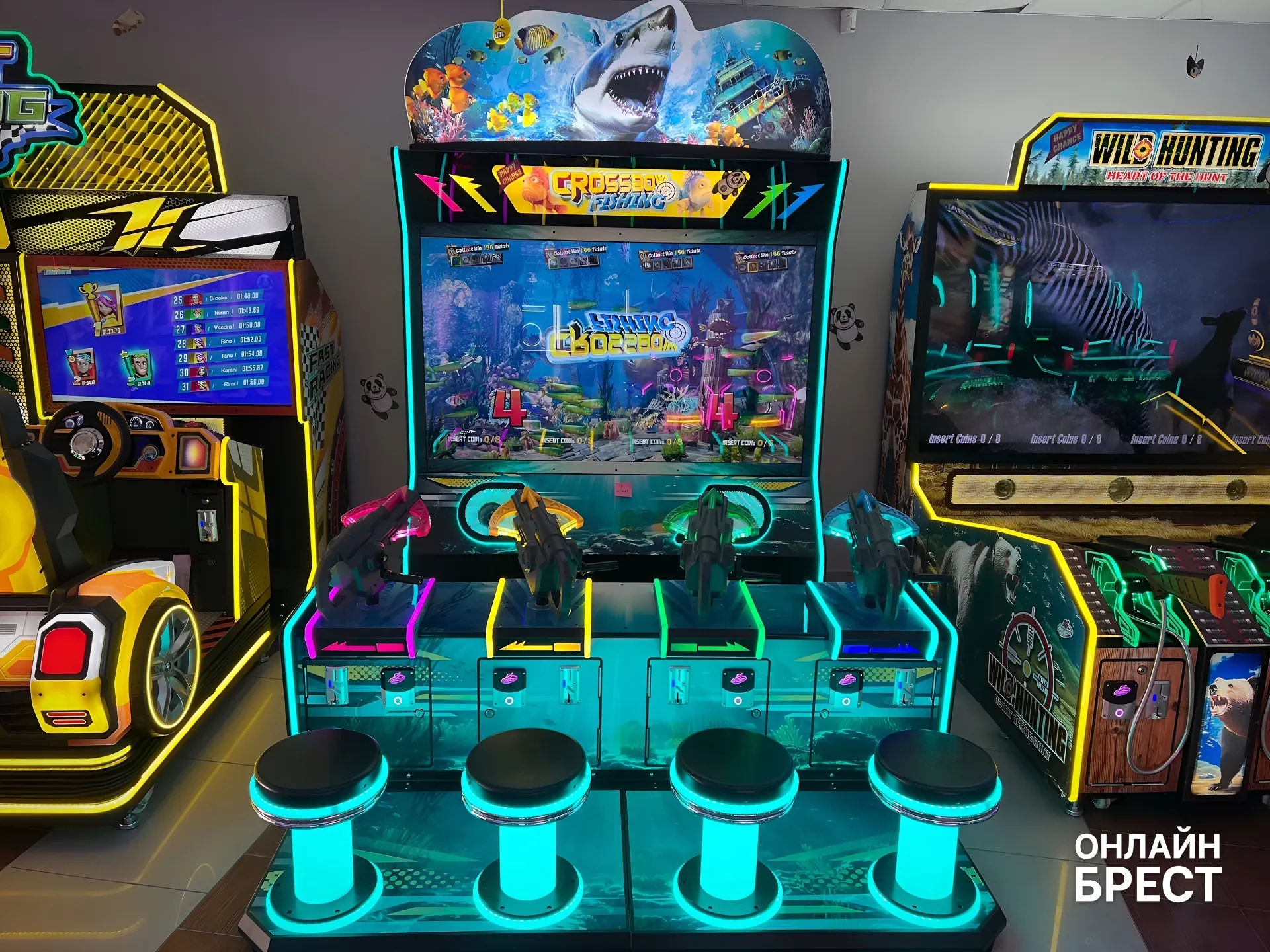 На Советской в Бресте открылся огромный зал аркадных автоматов с боулингом, баскетболом и эксклюзивным пинболом — показываем, что внутри