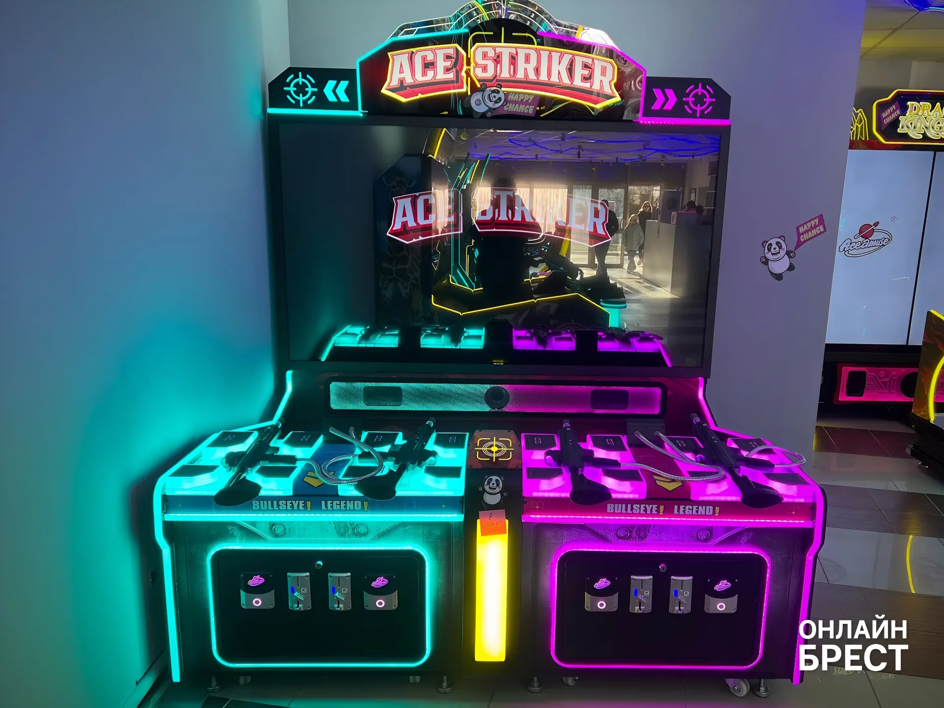 На Советской в Бресте открылся огромный зал аркадных автоматов с боулингом, баскетболом и эксклюзивным пинболом — показываем, что внутри