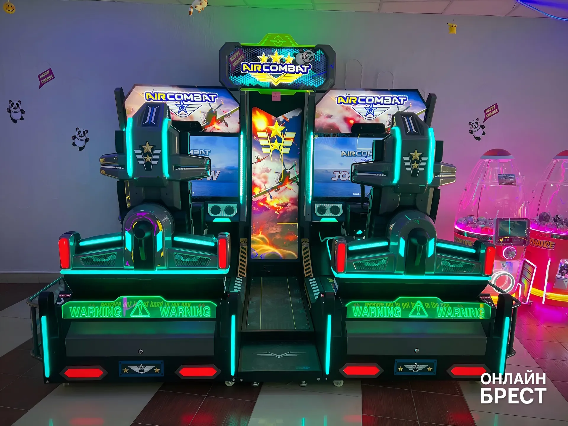 На Советской в Бресте открылся огромный зал аркадных автоматов с боулингом, баскетболом и эксклюзивным пинболом — показываем, что внутри