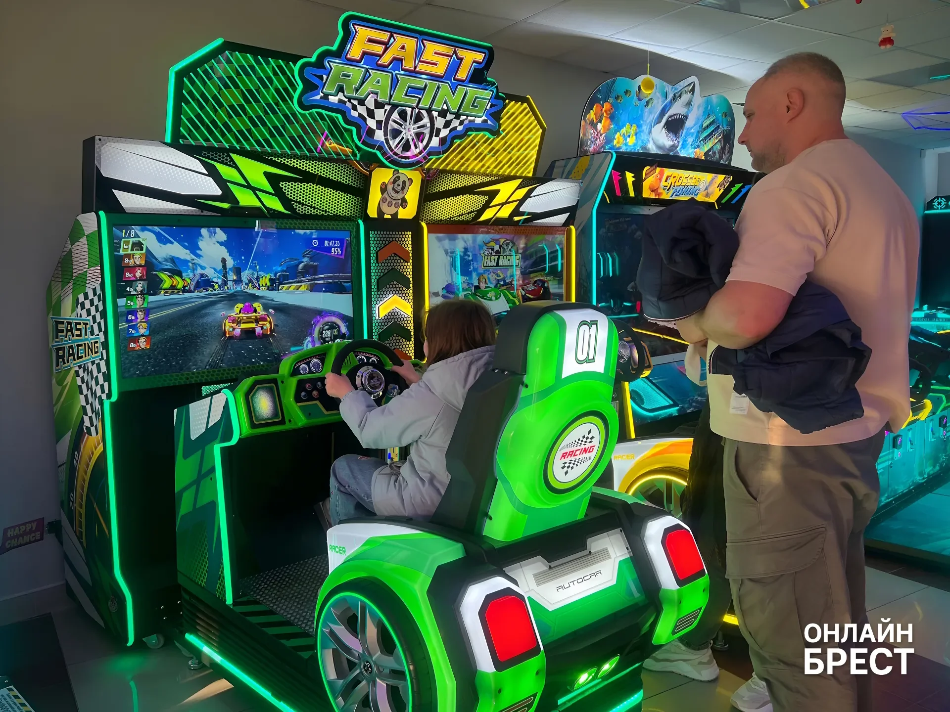 На Советской в Бресте открылся огромный зал аркадных автоматов с боулингом, баскетболом и эксклюзивным пинболом — показываем, что внутри