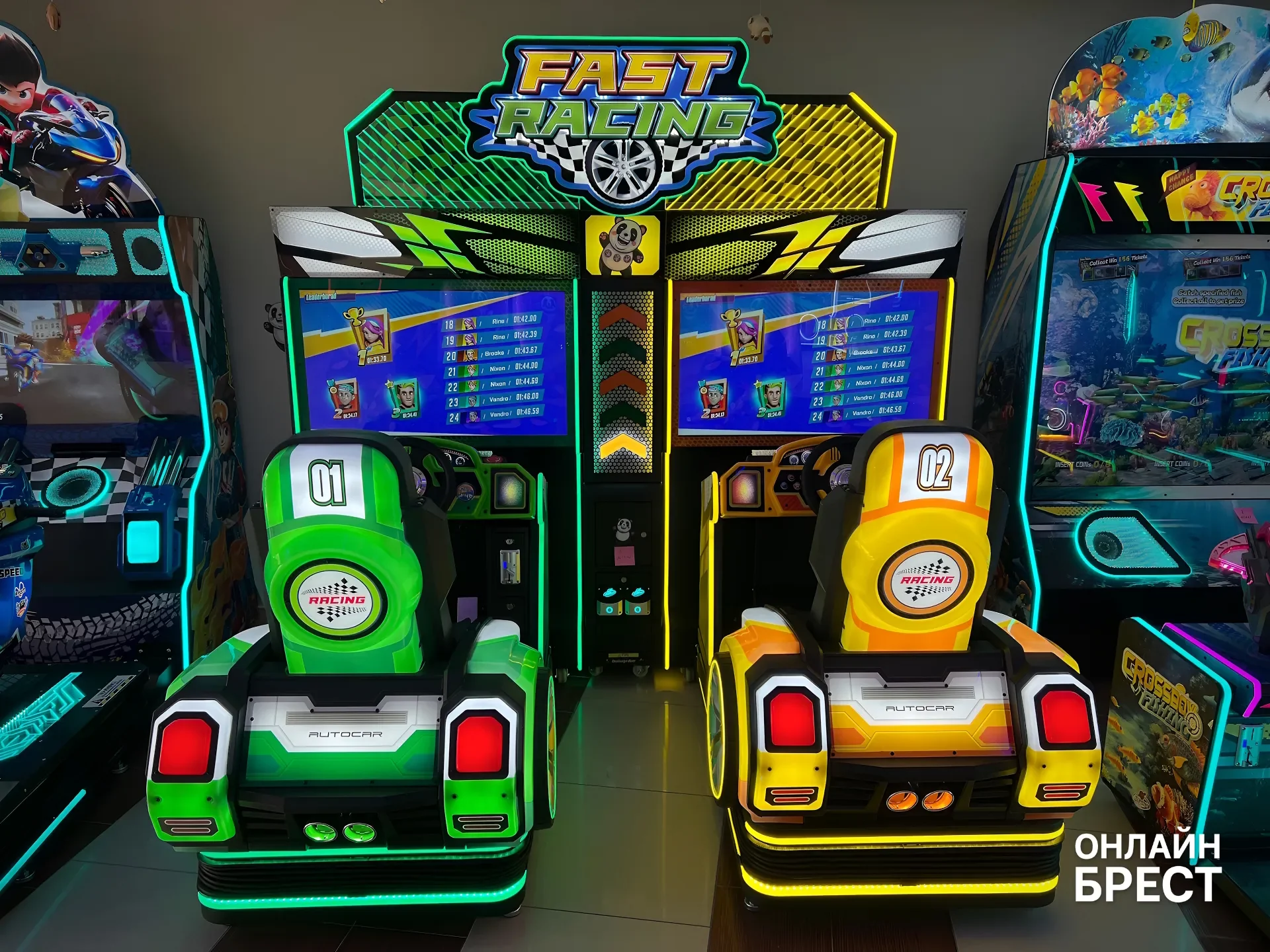 На Советской в Бресте открылся огромный зал аркадных автоматов с боулингом, баскетболом и эксклюзивным пинболом — показываем, что внутри