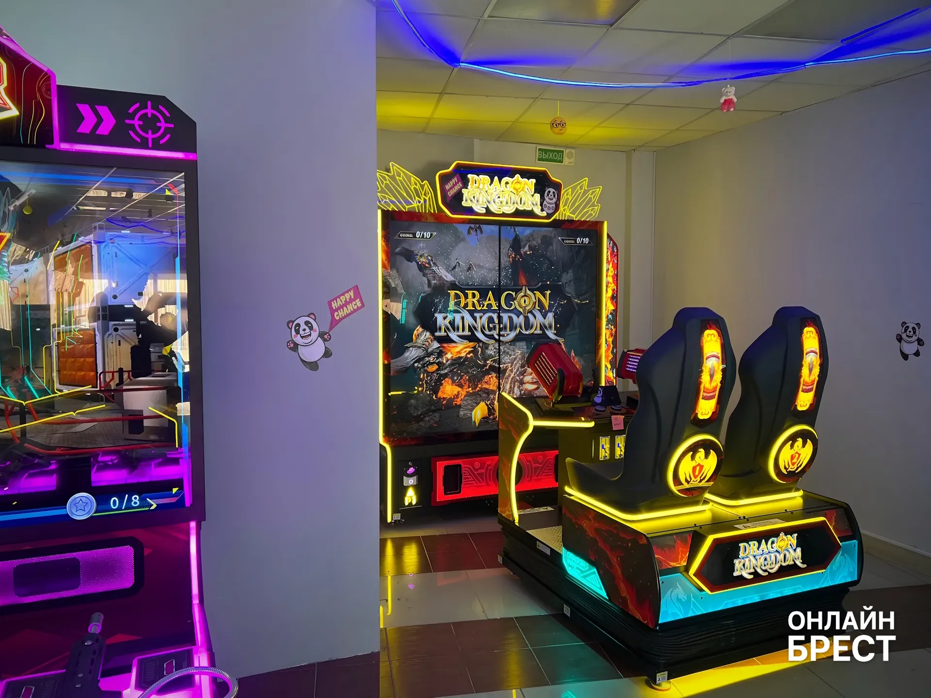 На Советской в Бресте открылся огромный зал аркадных автоматов с боулингом, баскетболом и эксклюзивным пинболом — показываем, что внутри