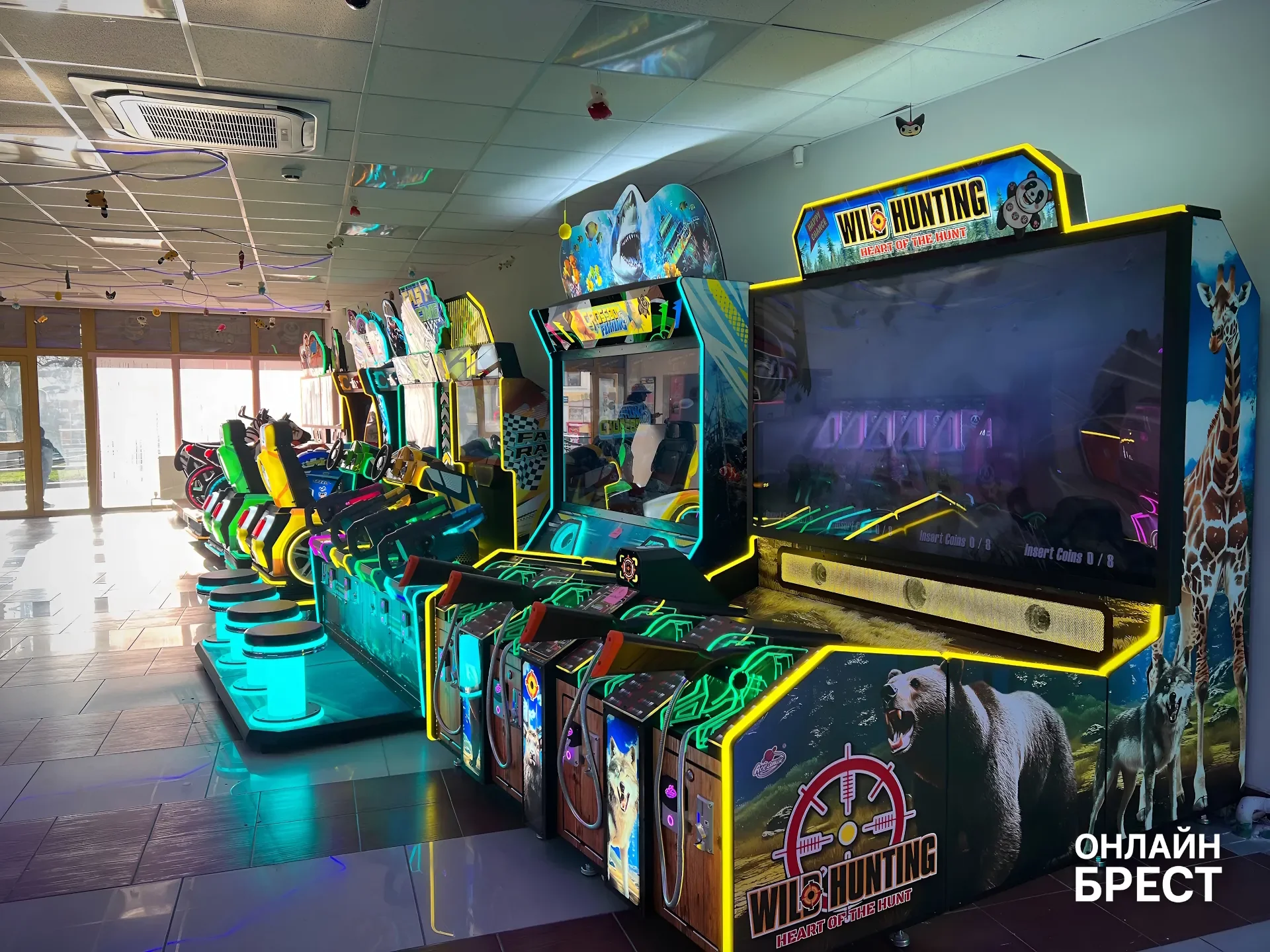 На Советской в Бресте открылся огромный зал аркадных автоматов с боулингом, баскетболом и эксклюзивным пинболом — показываем, что внутри