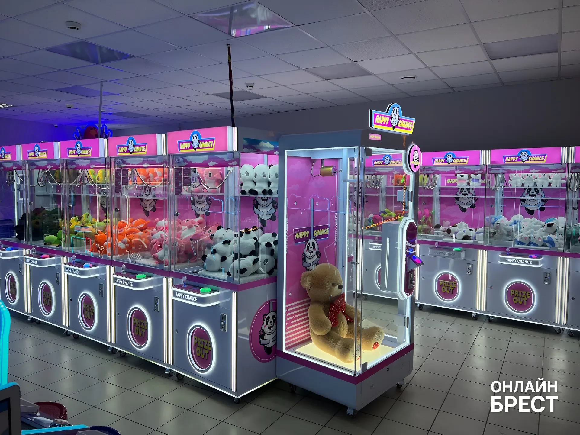 На Советской в Бресте открылся огромный зал аркадных автоматов с боулингом, баскетболом и эксклюзивным пинболом — показываем, что внутри