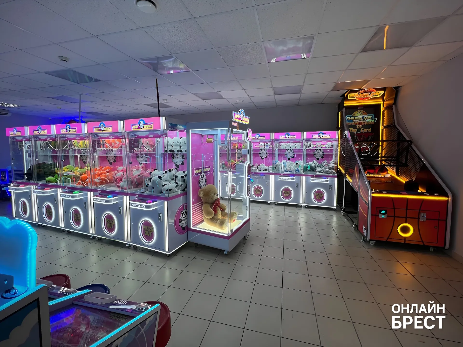 На Советской в Бресте открылся огромный зал аркадных автоматов с боулингом, баскетболом и эксклюзивным пинболом — показываем, что внутри