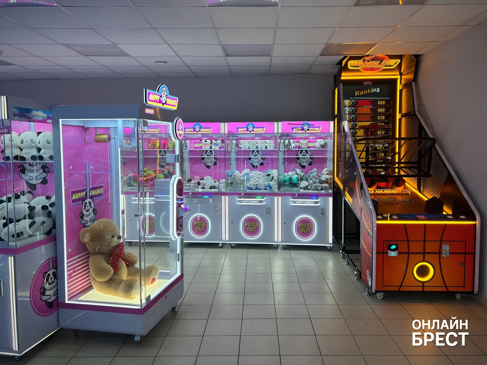 На Советской в Бресте открылся огромный зал аркадных автоматов с боулингом, баскетболом и эксклюзивным пинболом — показываем, что внутри