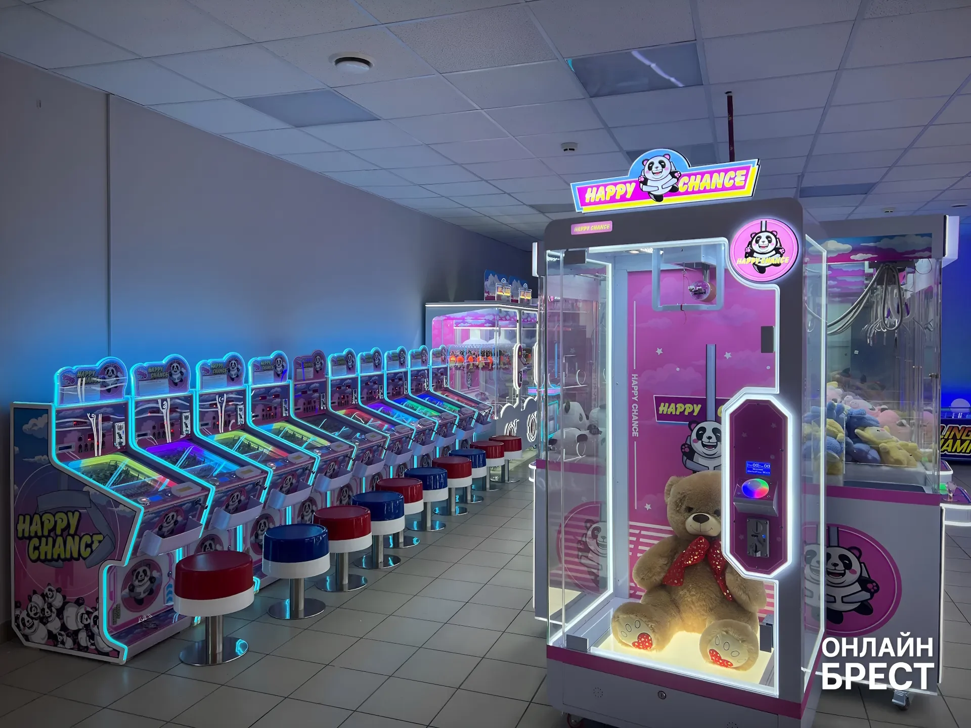 На Советской в Бресте открылся огромный зал аркадных автоматов с боулингом, баскетболом и эксклюзивным пинболом — показываем, что внутри