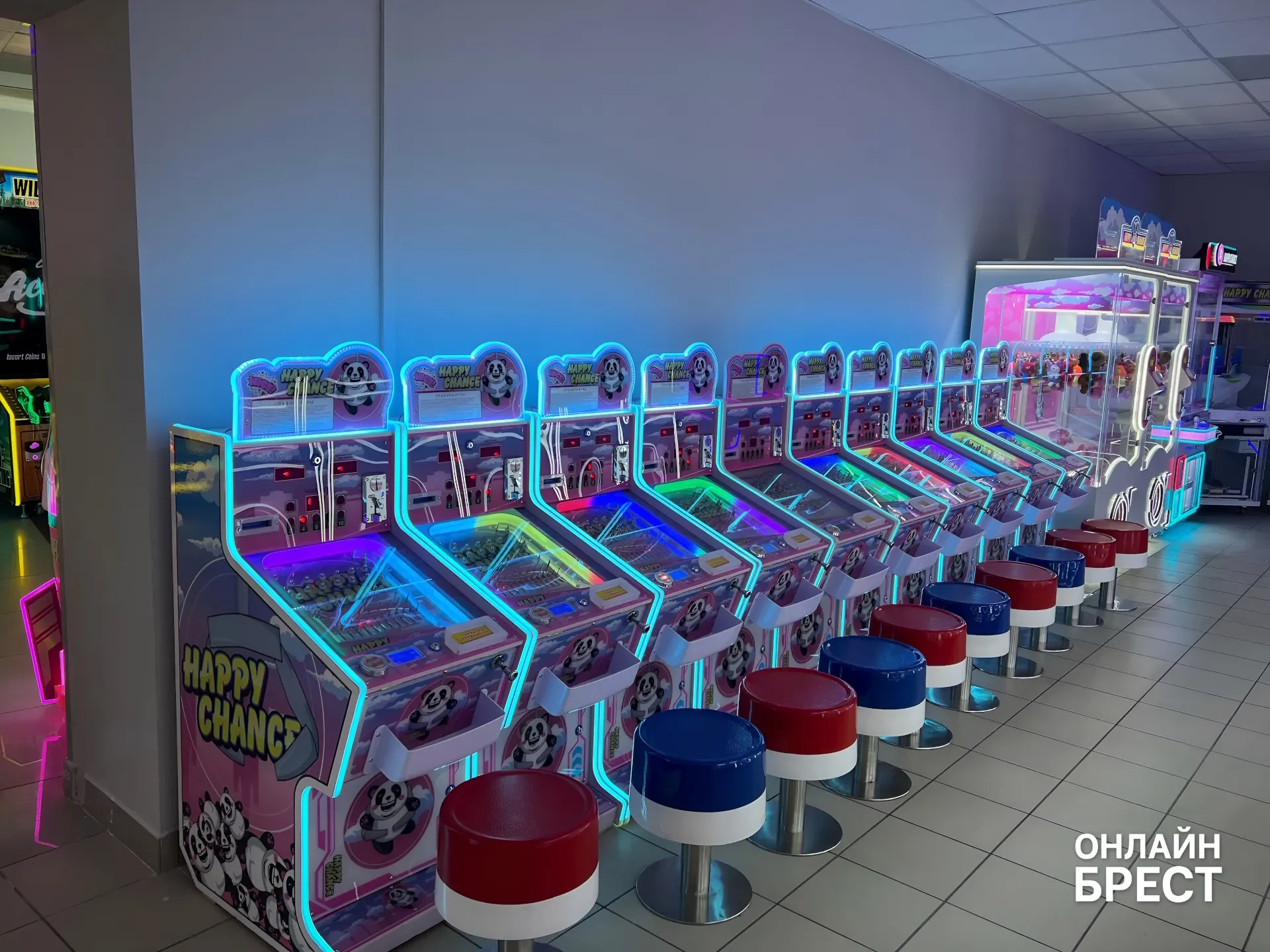 На Советской в Бресте открылся огромный зал аркадных автоматов с боулингом, баскетболом и эксклюзивным пинболом — показываем, что внутри