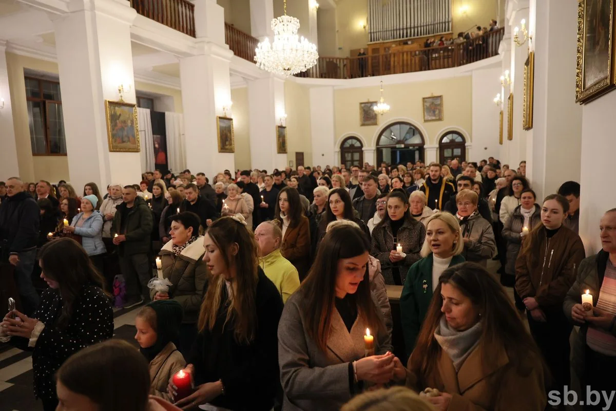 В Бресте прошло пасхальное богослужение — фоторепортаж