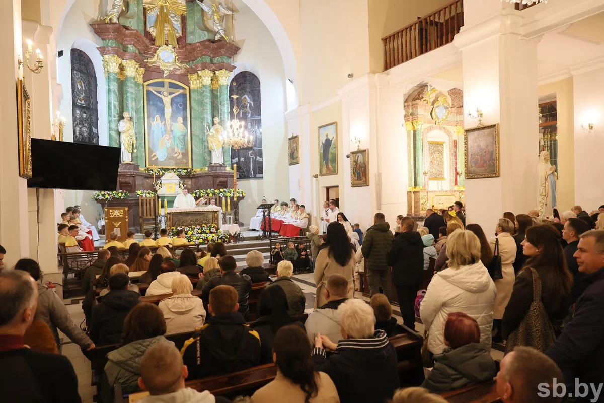В Бресте прошло пасхальное богослужение — фоторепортаж