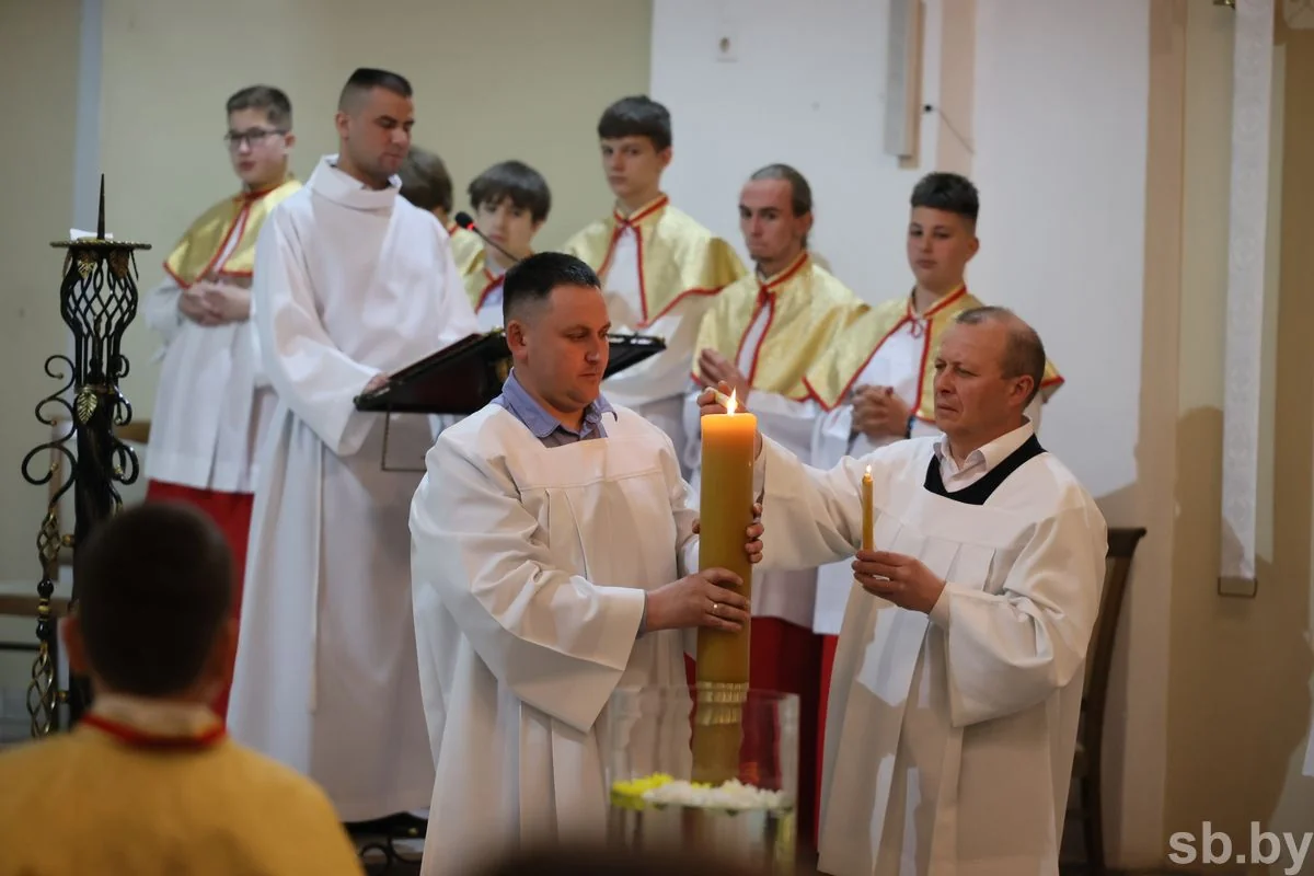 В Бресте прошло пасхальное богослужение — фоторепортаж