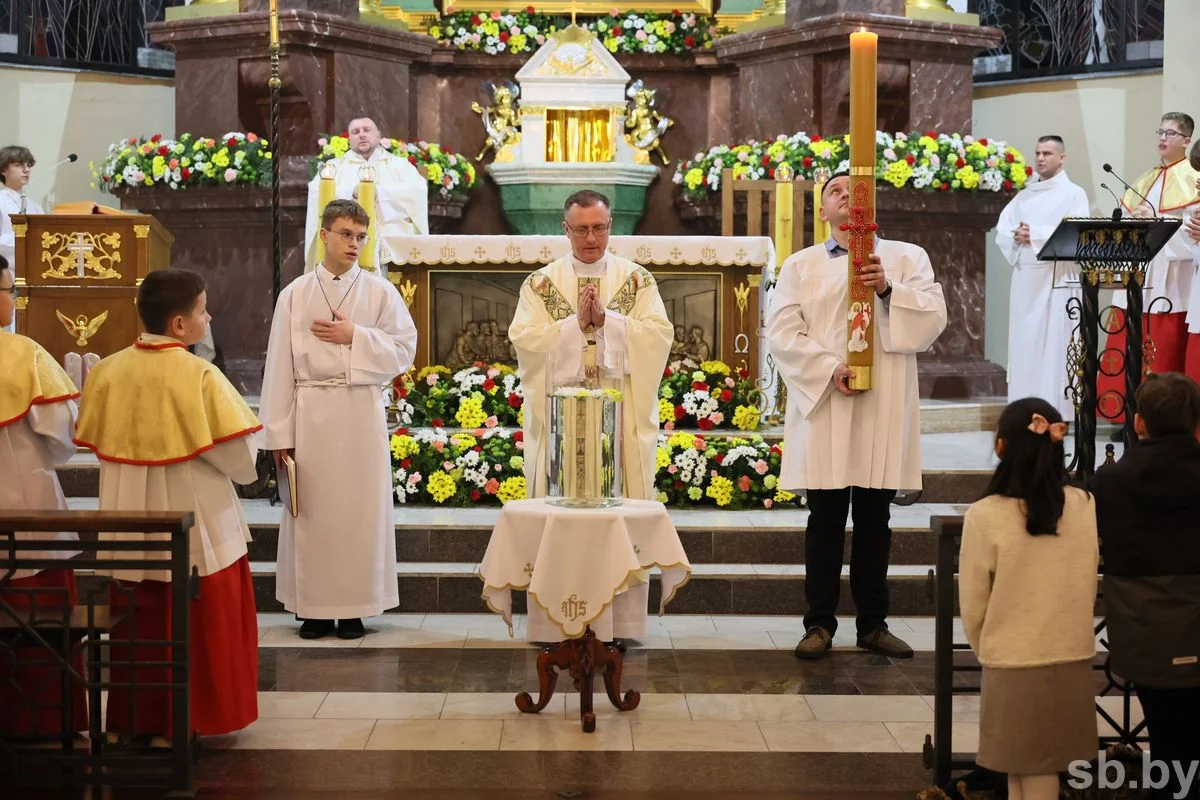 В Бресте прошло пасхальное богослужение — фоторепортаж