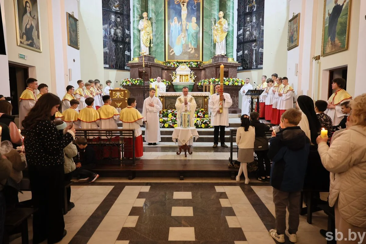 В Бресте прошло пасхальное богослужение — фоторепортаж