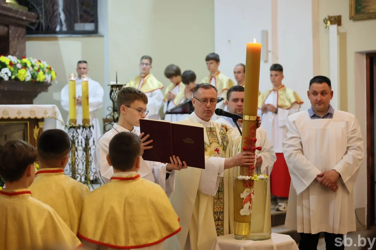 В Бресте прошло пасхальное богослужение — фоторепортаж