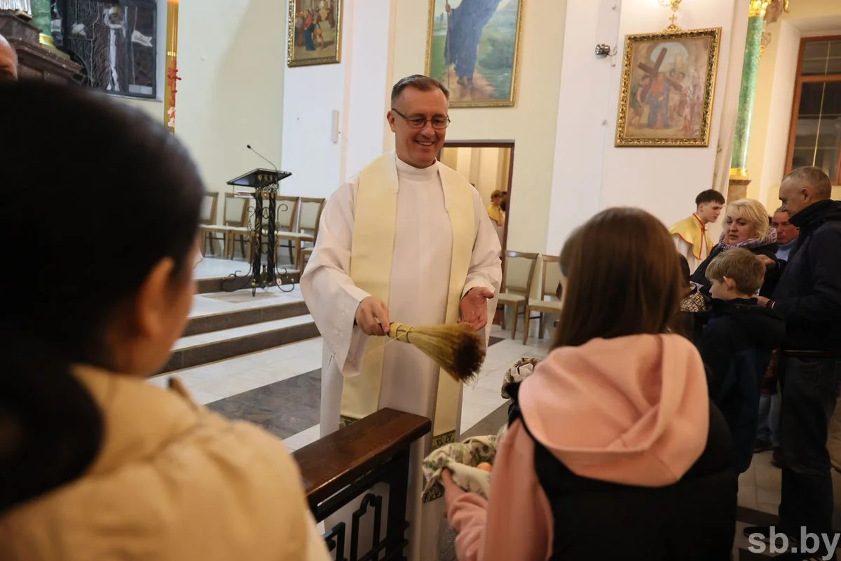 В Бресте прошло пасхальное богослужение — фоторепортаж
