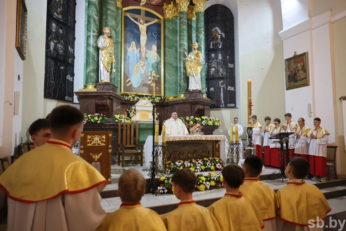 В Бресте прошло пасхальное богослужение — фоторепортаж