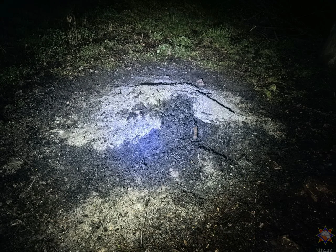 Хотела залить пепелище водой и оступилась: пенсионерка из Каменецкого района получила ожоги