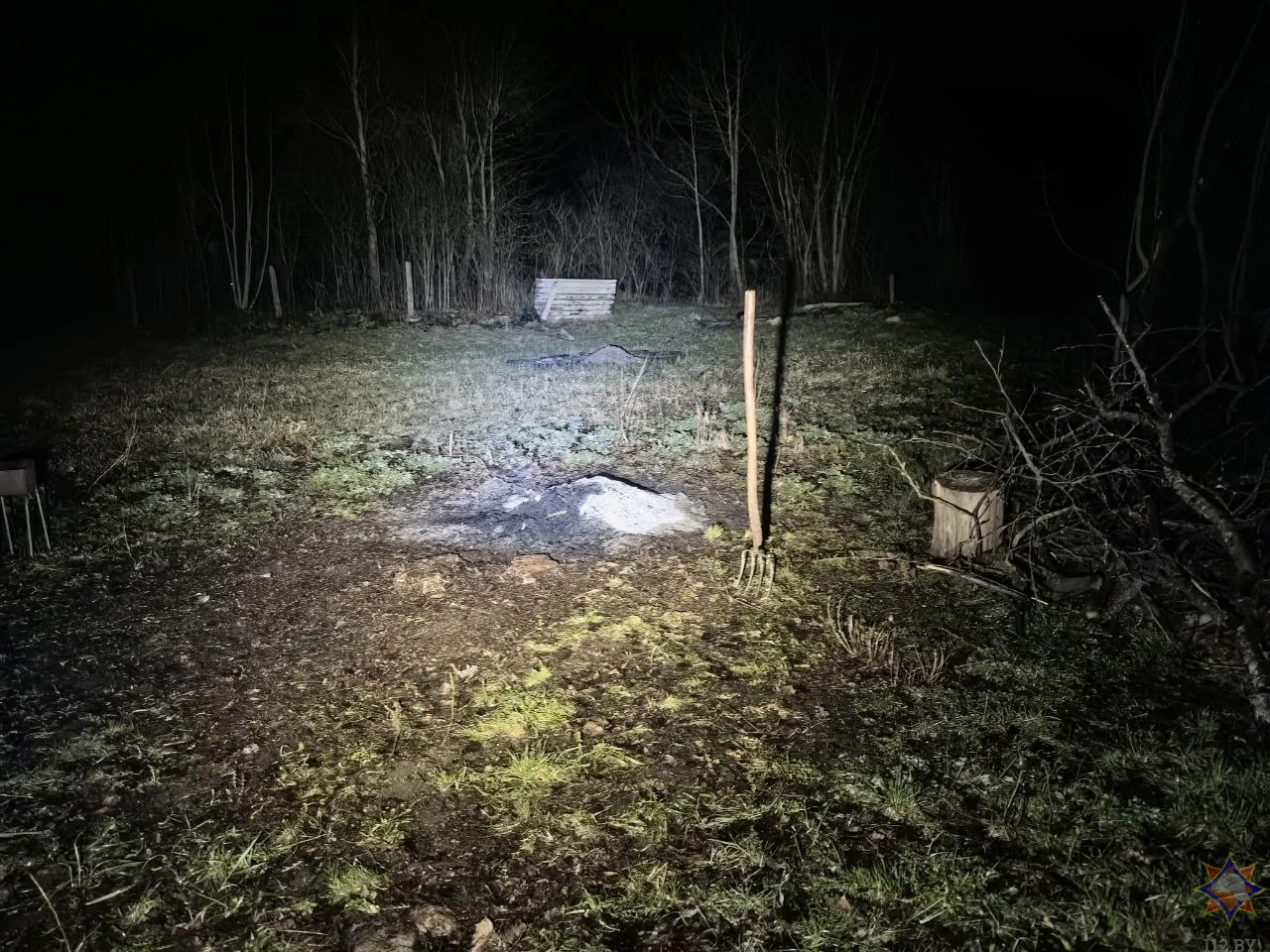 Хотела залить пепелище водой и оступилась: пенсионерка из Каменецкого района получила ожоги