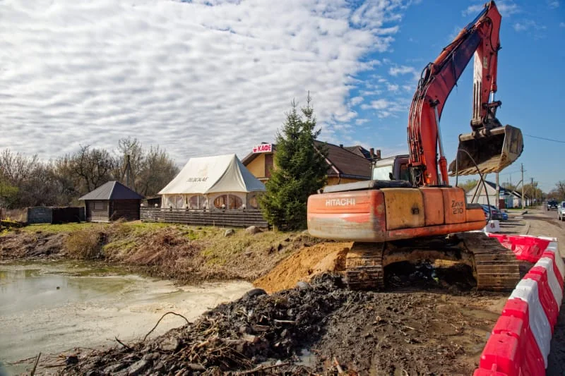 Ради «правильного» перекрестка в Бресте начали откачивать водоем