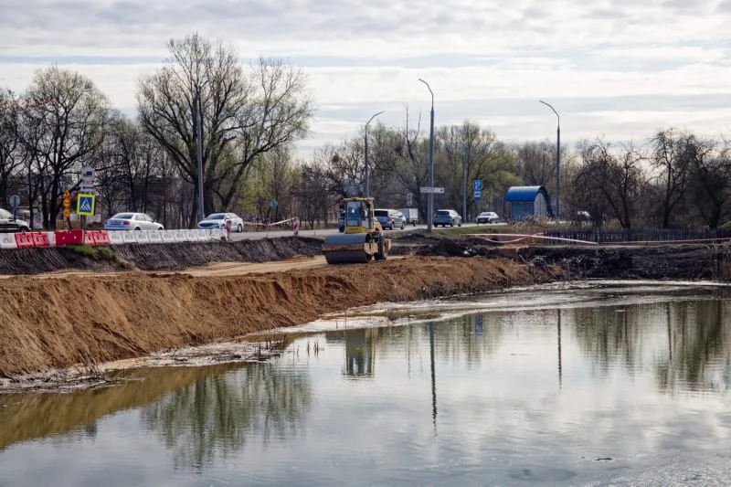 Ради «правильного» перекрестка в Бресте начали откачивать водоем