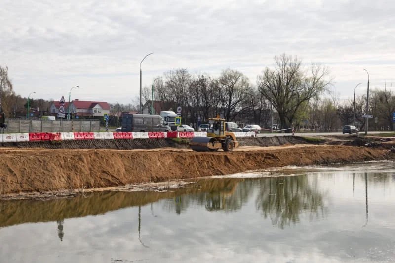 Ради «правильного» перекрестка в Бресте начали откачивать водоем