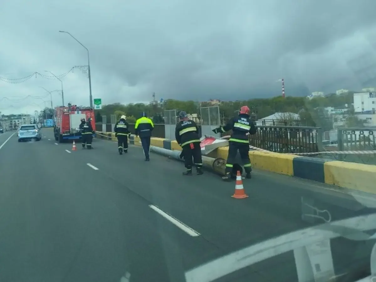 В Бресте на путепроводе возле ЖД вокзала упала осветительная опора