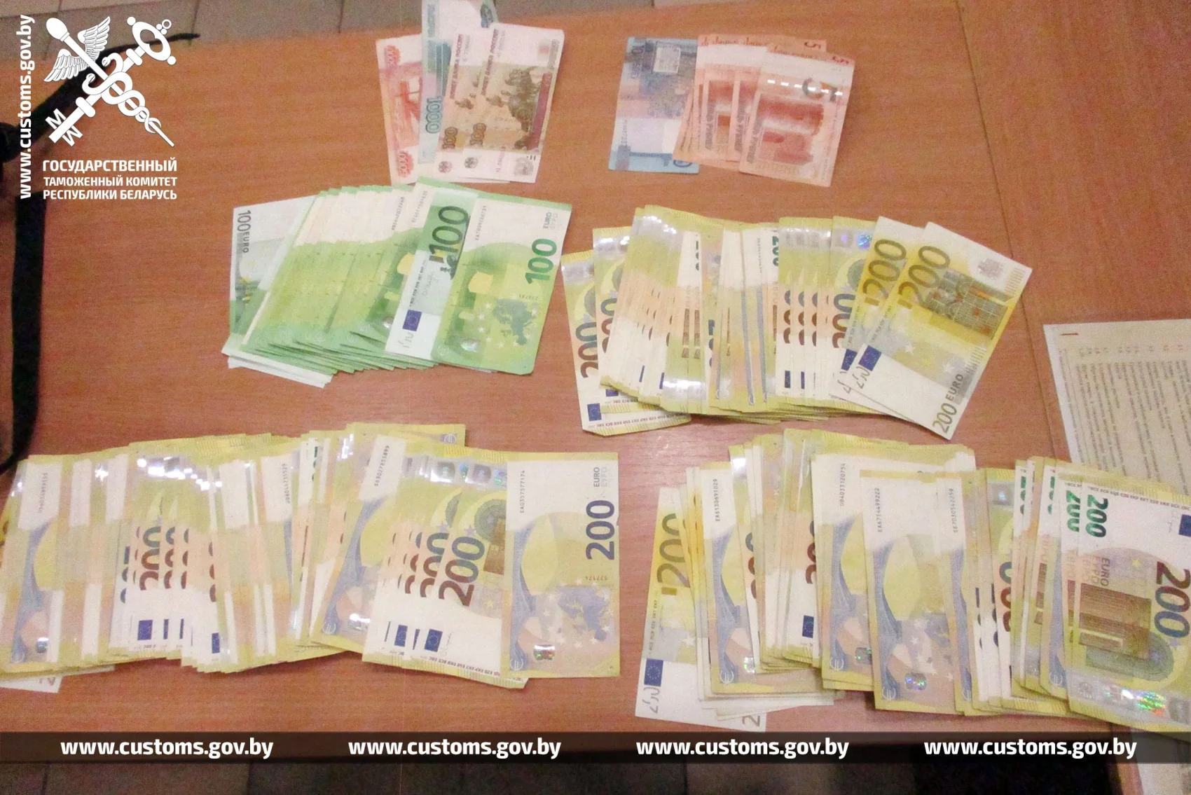 Пассажир заявил, что денег нет, но таможня их нашла — свыше 53 тыс. евро