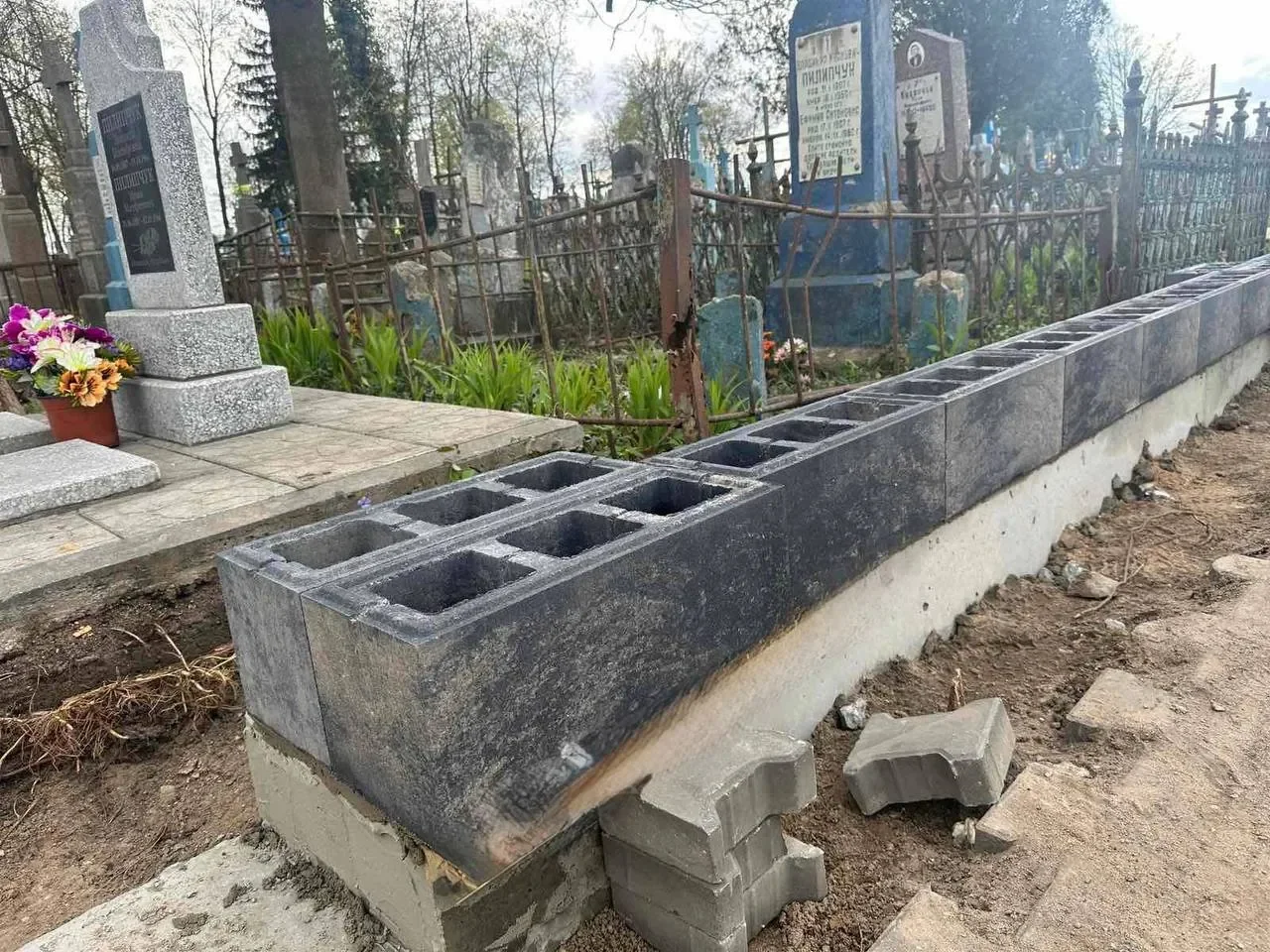 В Бресте на Тришинском кладбище появится новое ограждение — как оно будет выглядеть