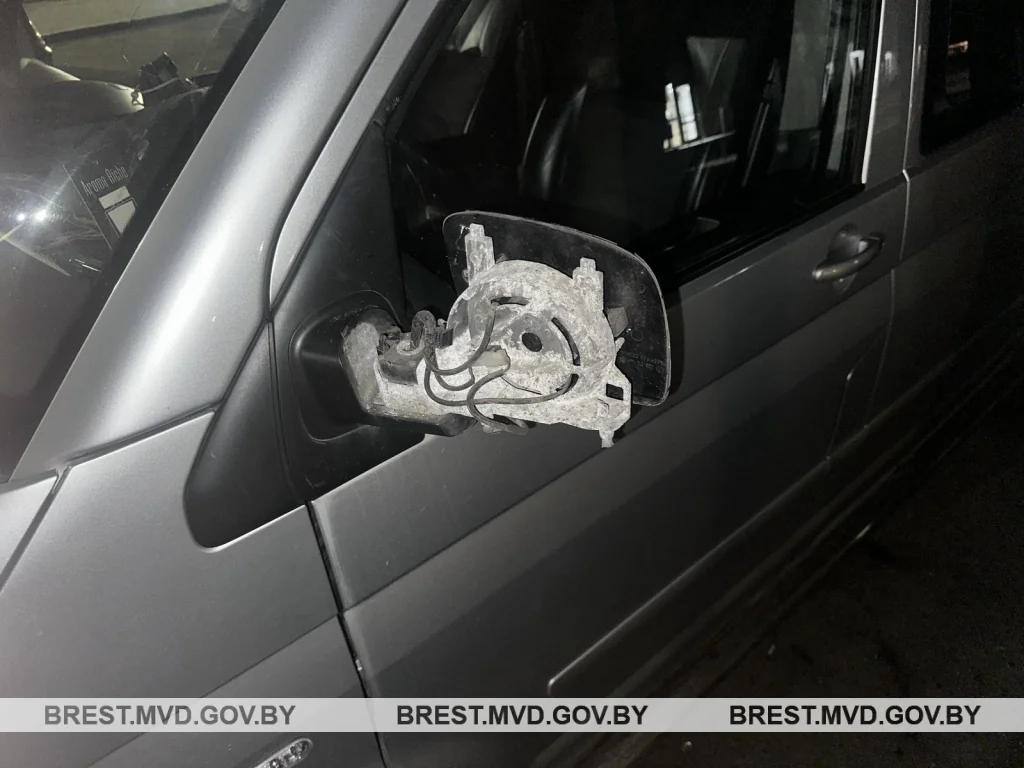 В Барановичах мужчина разбил зеркало автомобиля из-за «слишком близкого» проезда