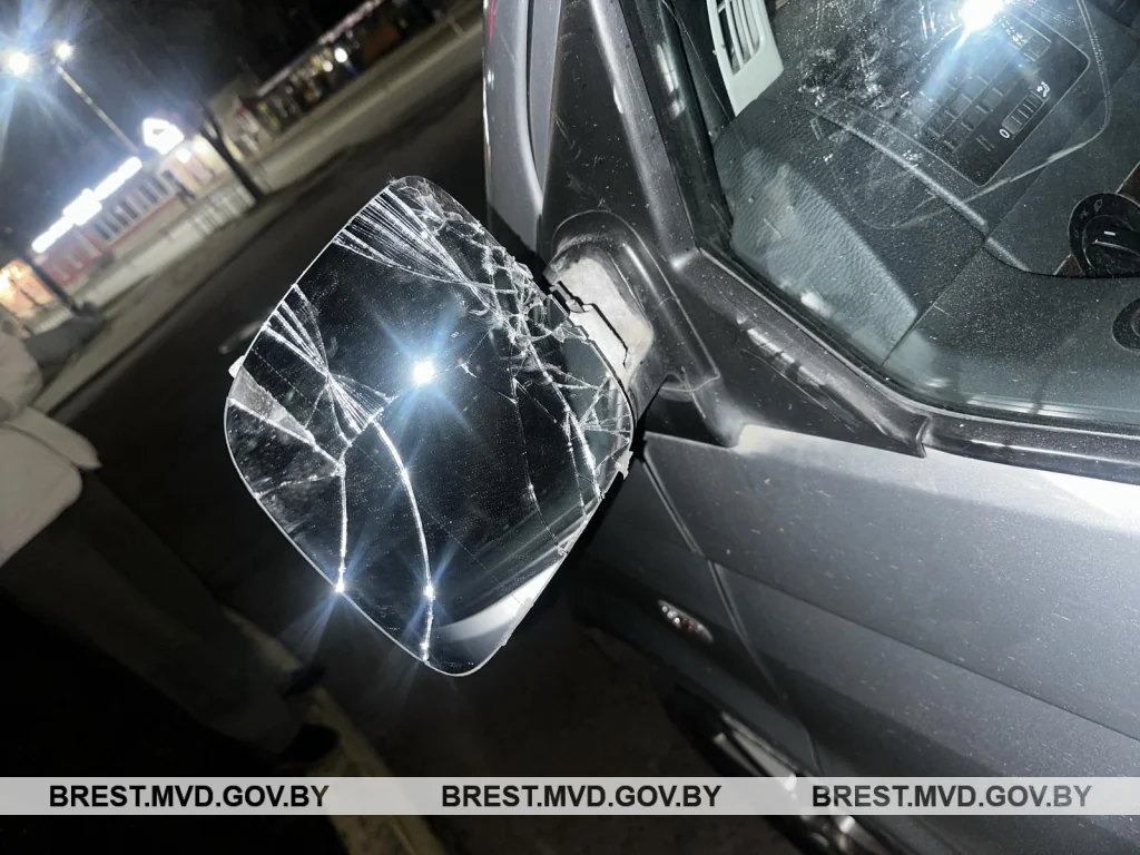 В Барановичах мужчина разбил зеркало автомобиля из-за «слишком близкого» проезда