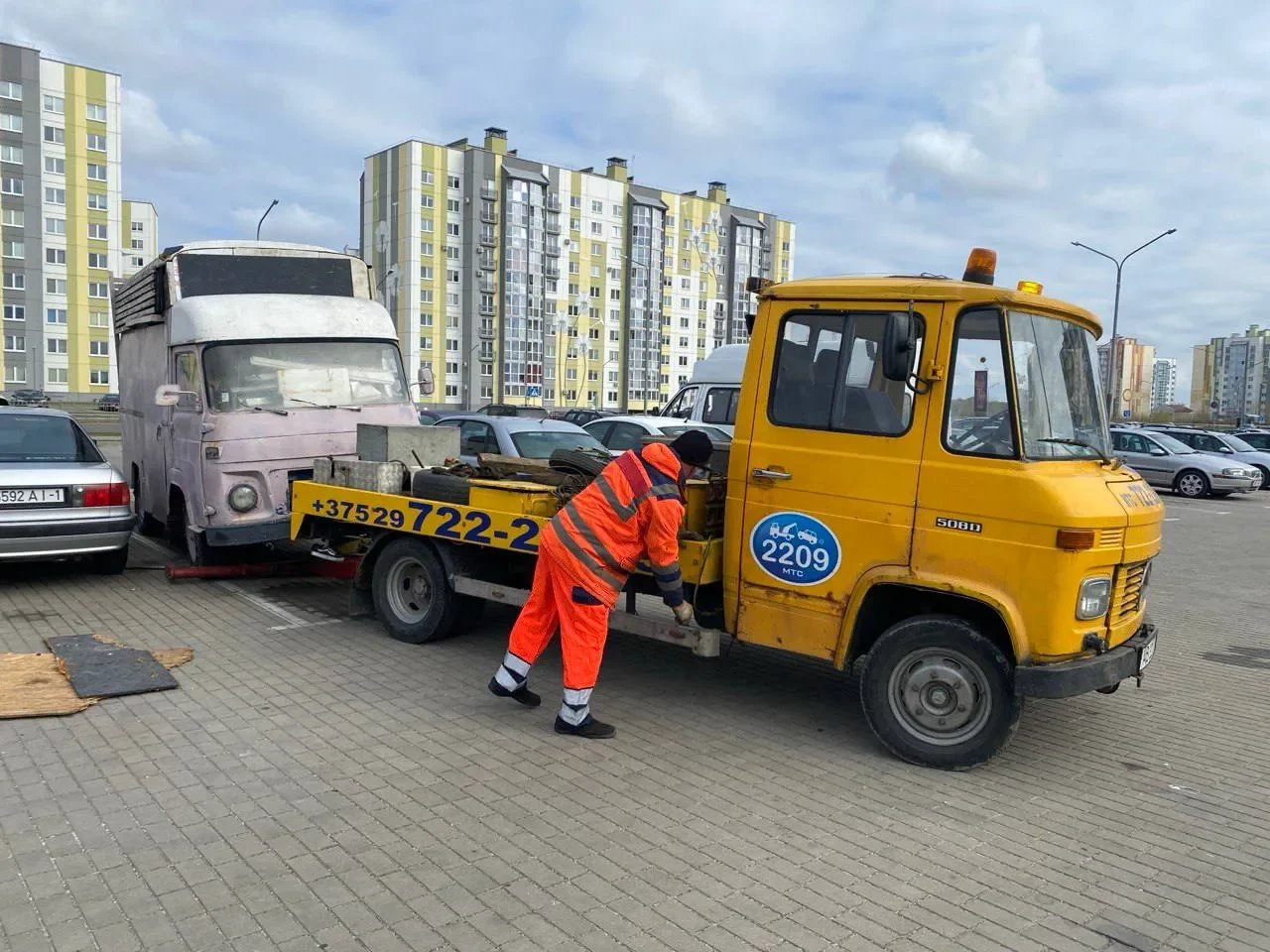 В Бресте продолжают вывоз брошенных автомобилей — зачем это делается