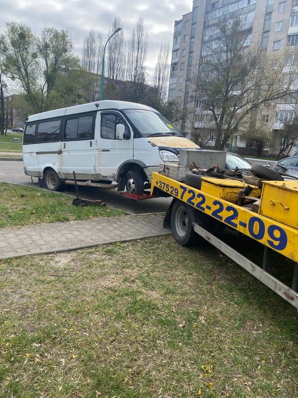 В Бресте продолжают вывоз брошенных автомобилей — зачем это делается