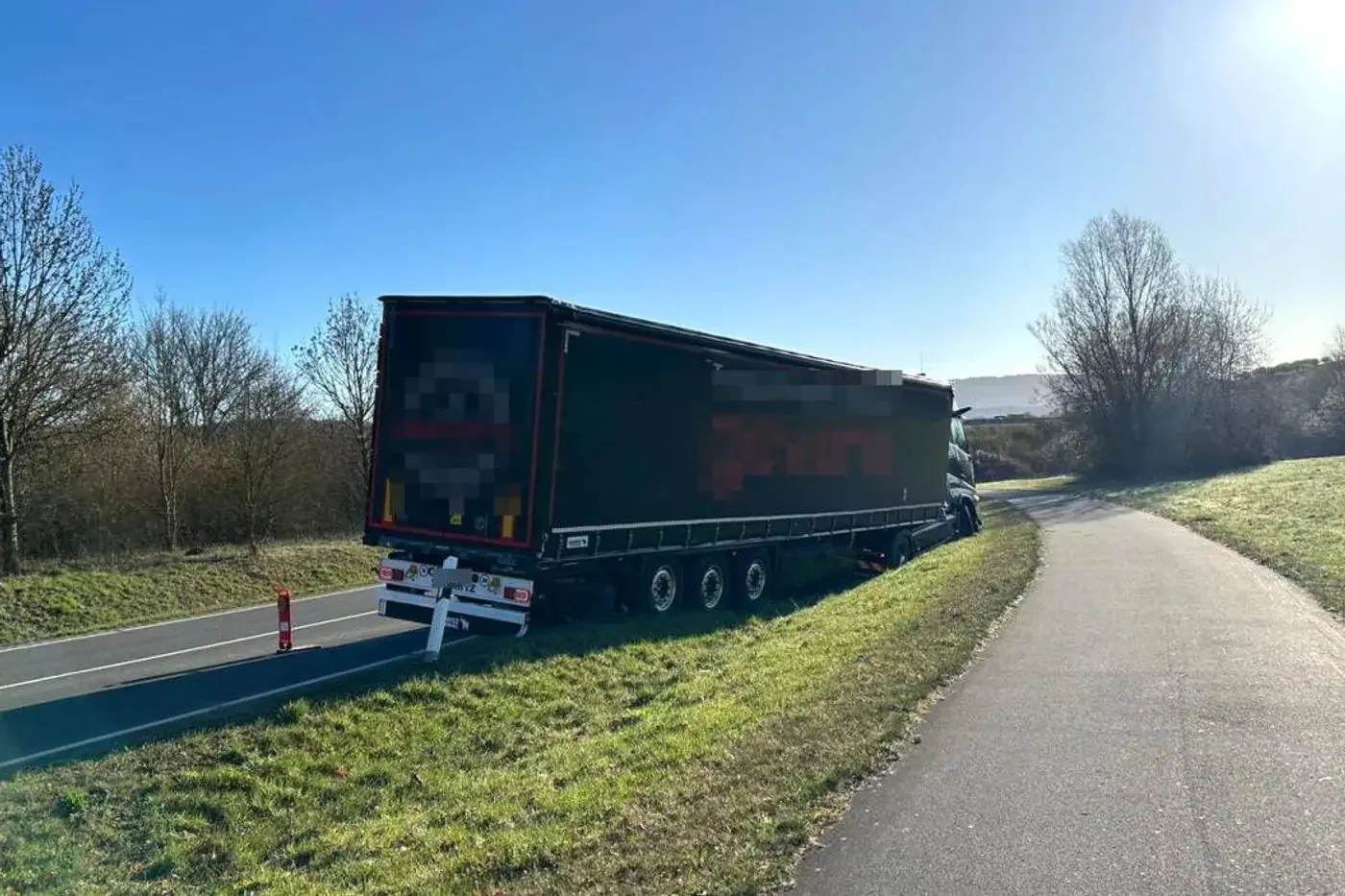 Белорус забаррикадировался в кабине грузовика в Германии: чего опасался?