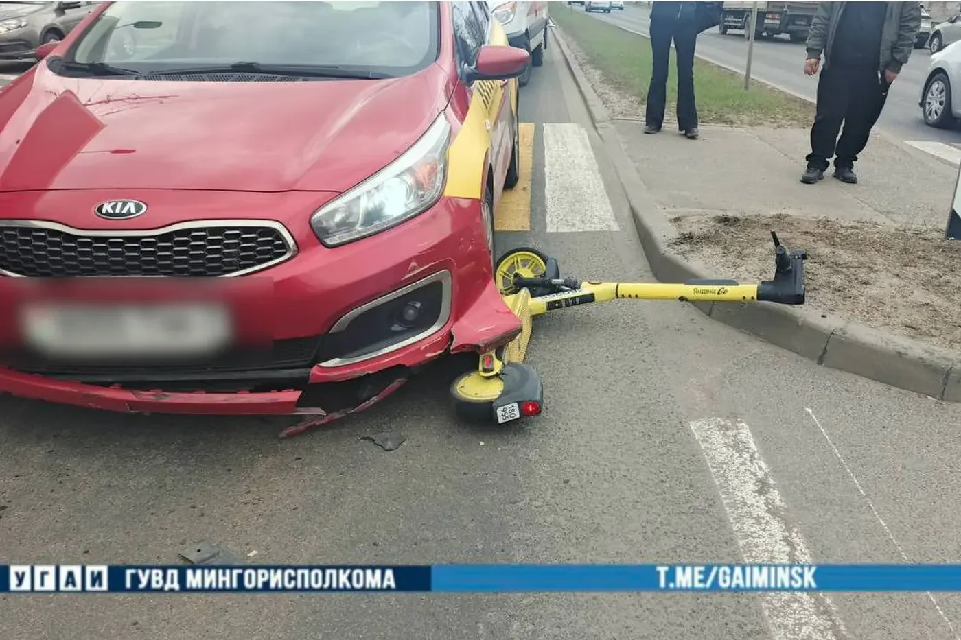 Самокатчик не спешился и попал под авто — момент попал на видео