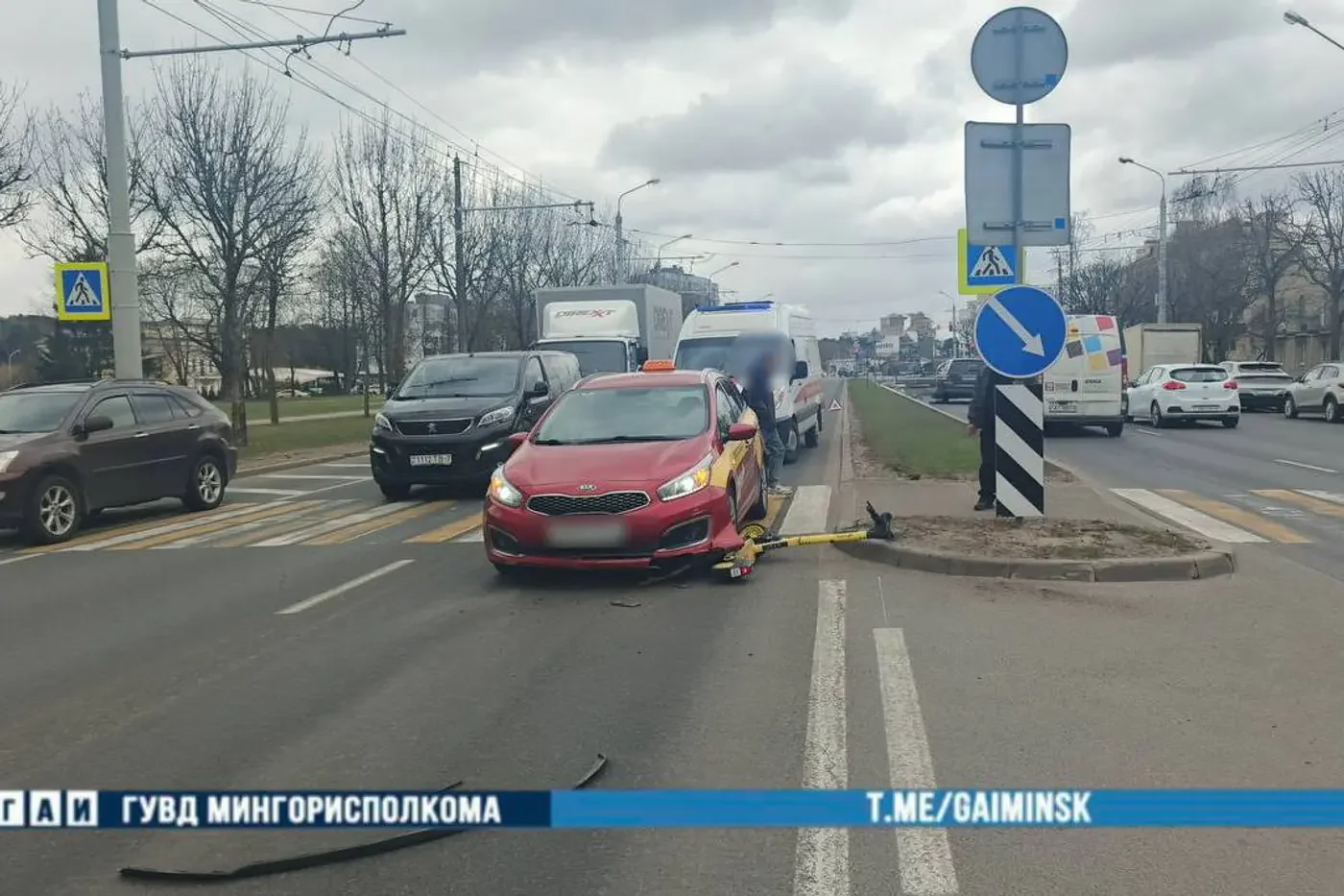 Самокатчик не спешился и попал под авто — момент попал на видео