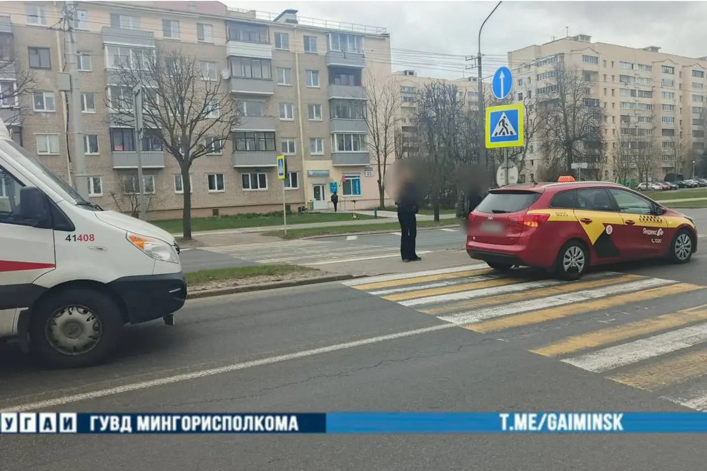 Самокатчик не спешился и попал под авто — момент попал на видео