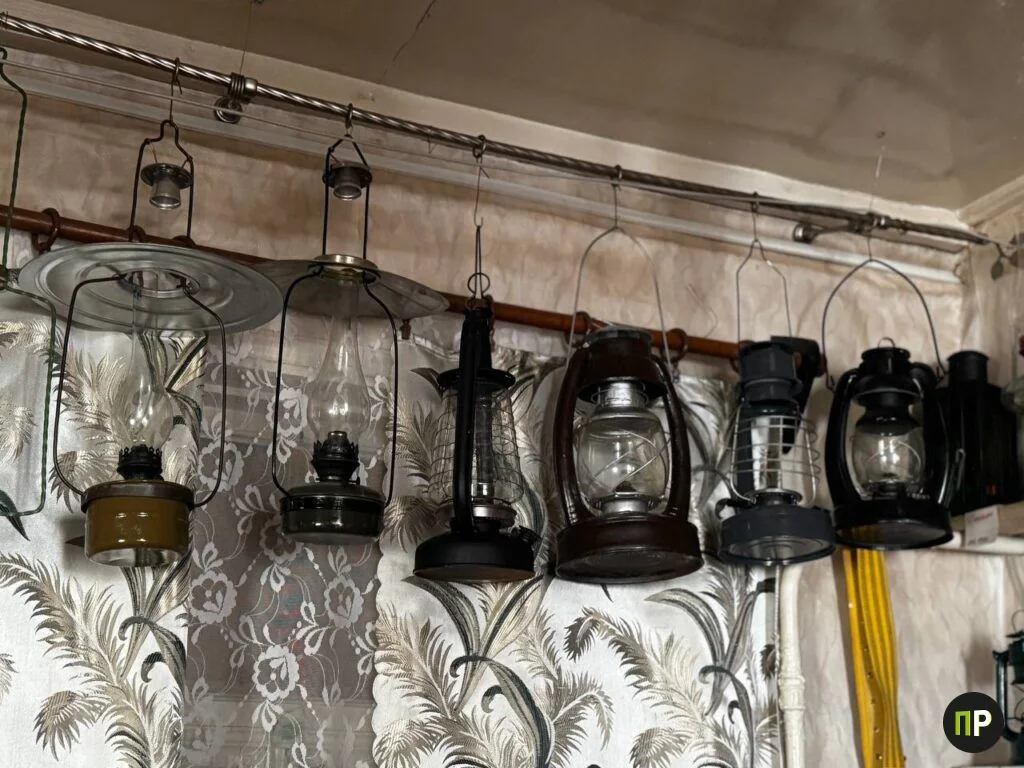 Белорус превратил собственный дом в музей керосиновых ламп: посмотрите