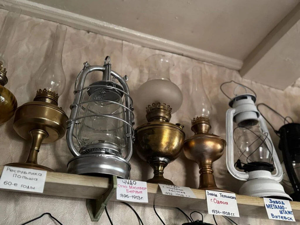 Белорус превратил собственный дом в музей керосиновых ламп: посмотрите