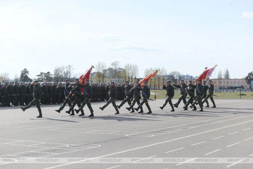 Торжественное прощание на плацу: брестские десантники завершили срочную службу