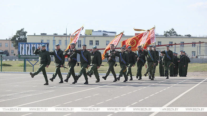 Торжественное прощание на плацу: брестские десантники завершили срочную службу