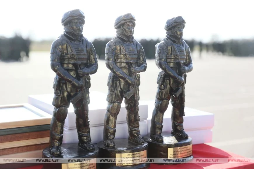 Торжественное прощание на плацу: брестские десантники завершили срочную службу