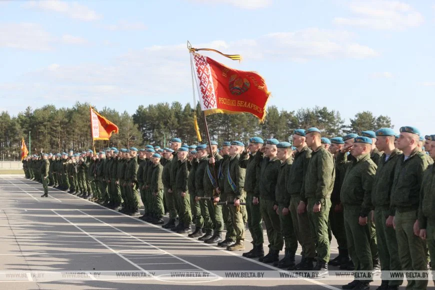 Торжественное прощание на плацу: брестские десантники завершили срочную службу