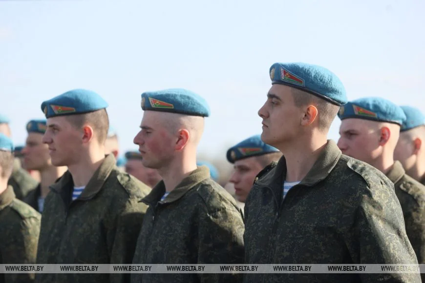 Торжественное прощание на плацу: брестские десантники завершили срочную службу