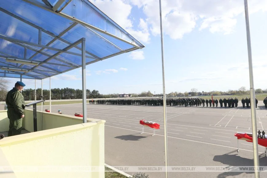 Торжественное прощание на плацу: брестские десантники завершили срочную службу